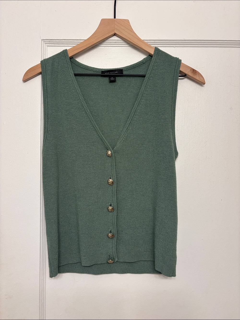 Ann Taylor Sage Green Sleeveless Button-Front Knit Top